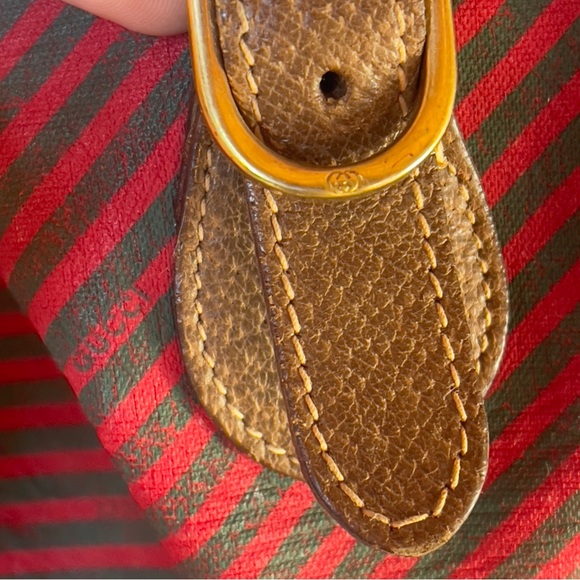 Vintage Gucci Duffle with a zip up bag inside - Picture 14 of 17